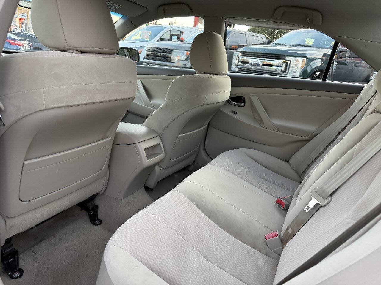Used 2011 Toyota Camry LE FWD image 18