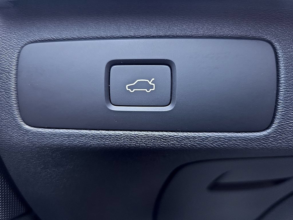Certified 2025 Volvo XC90 B5 Core AWD/4WD image 36