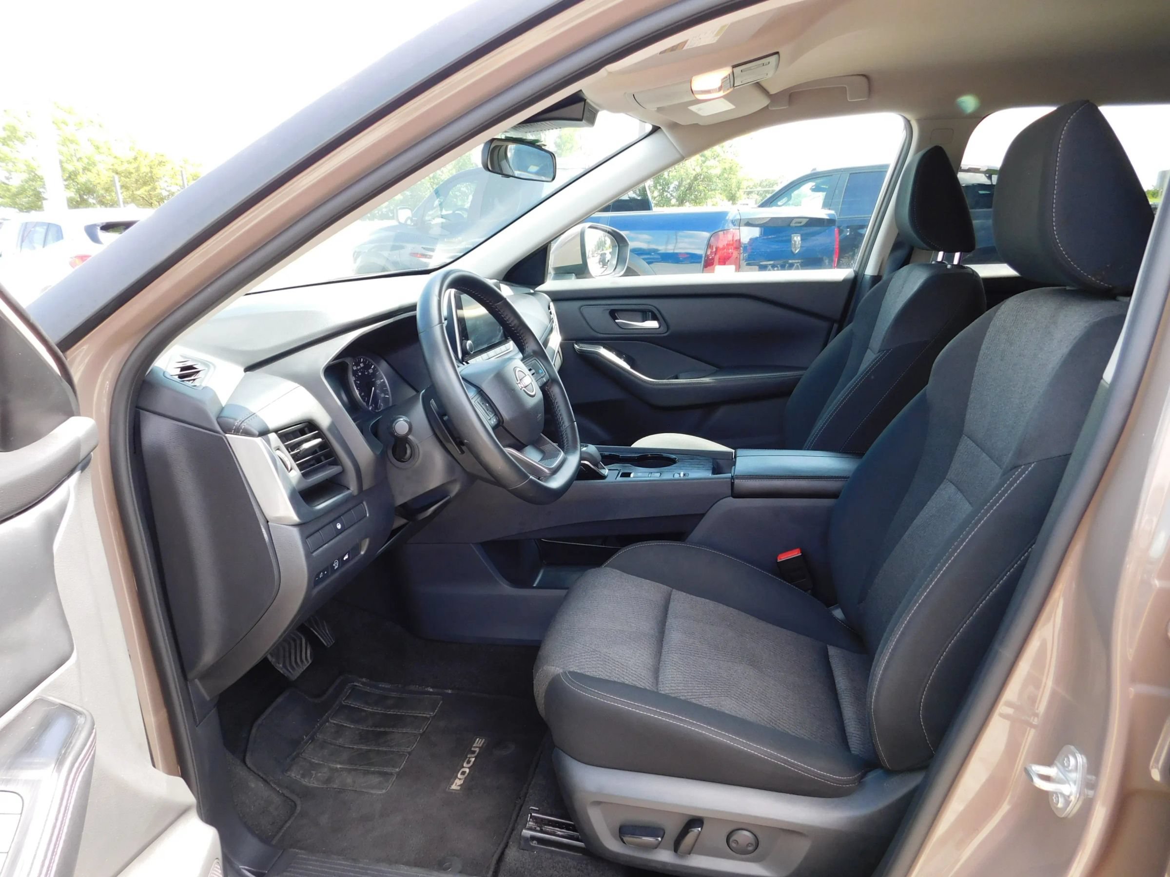 Used 2025 Nissan Rogue SV FWD image 17