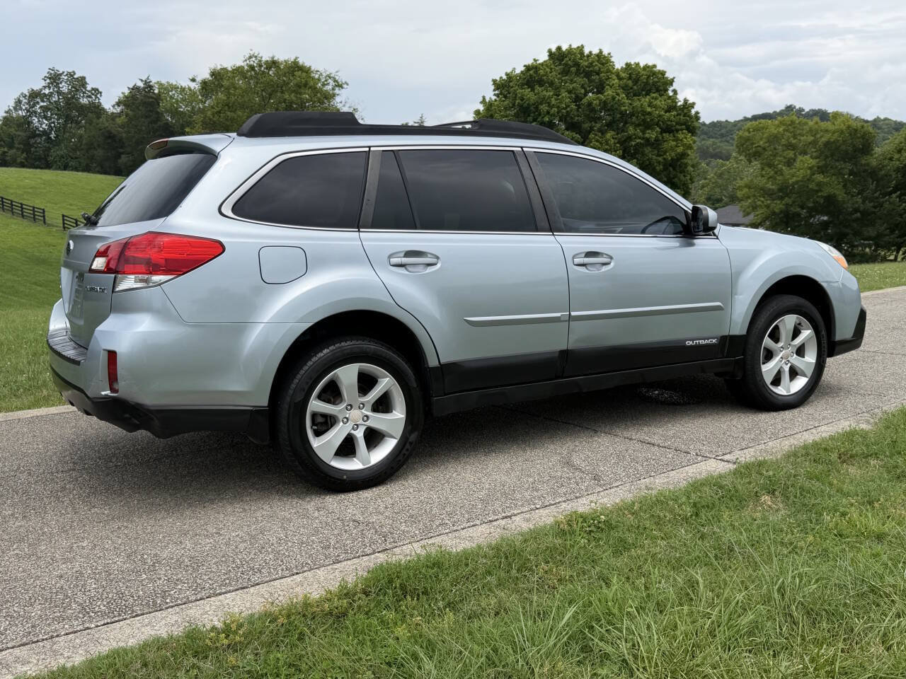 Used 2013 Subaru Outback 2.5i Premium w/ All-Weather Pkg AWD/4WD image 12