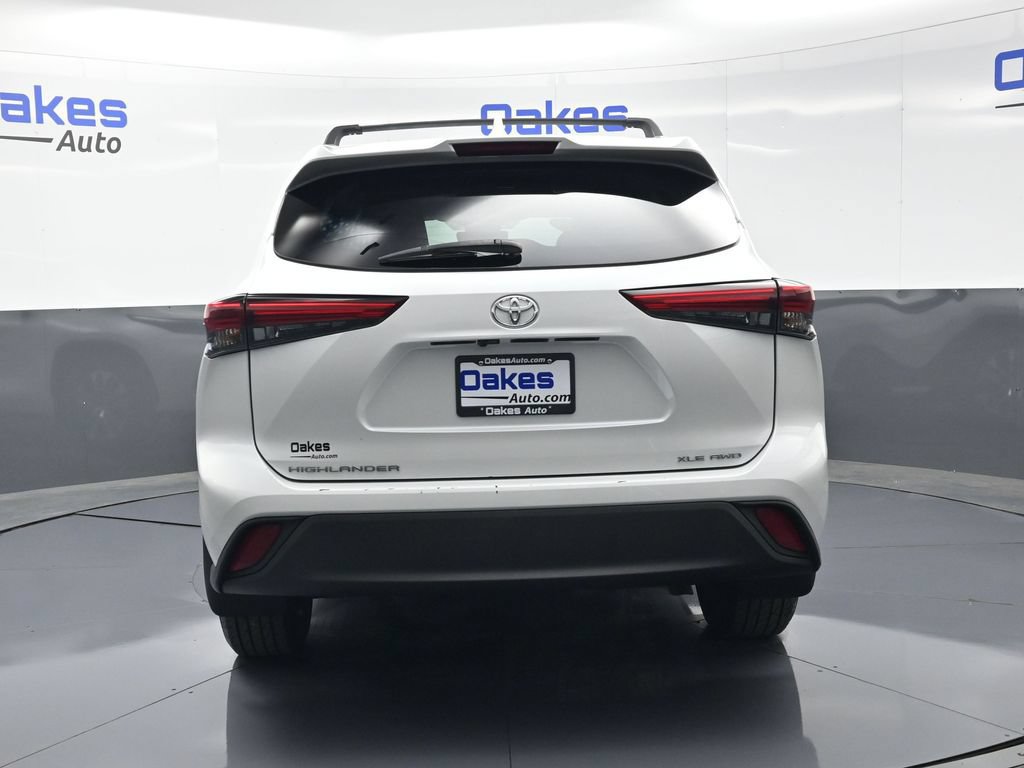 Used 2022 Toyota Highlander XLE AWD/4WD image 6