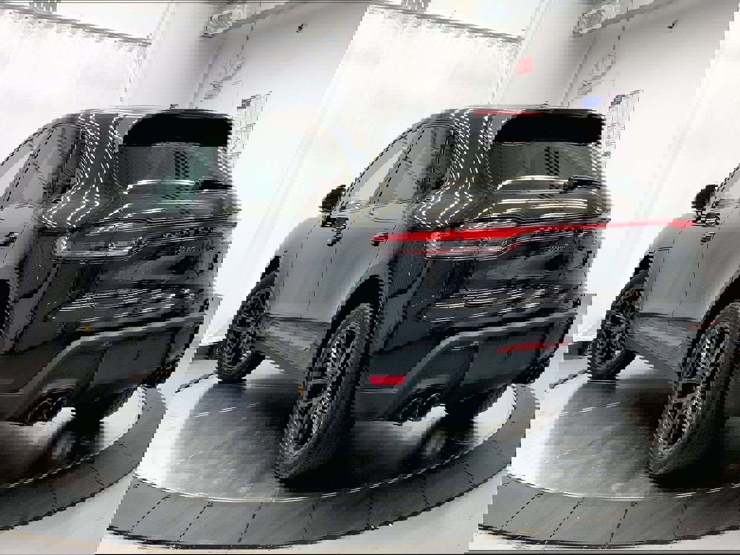 Used 2023 Porsche Macan Turbo image 3