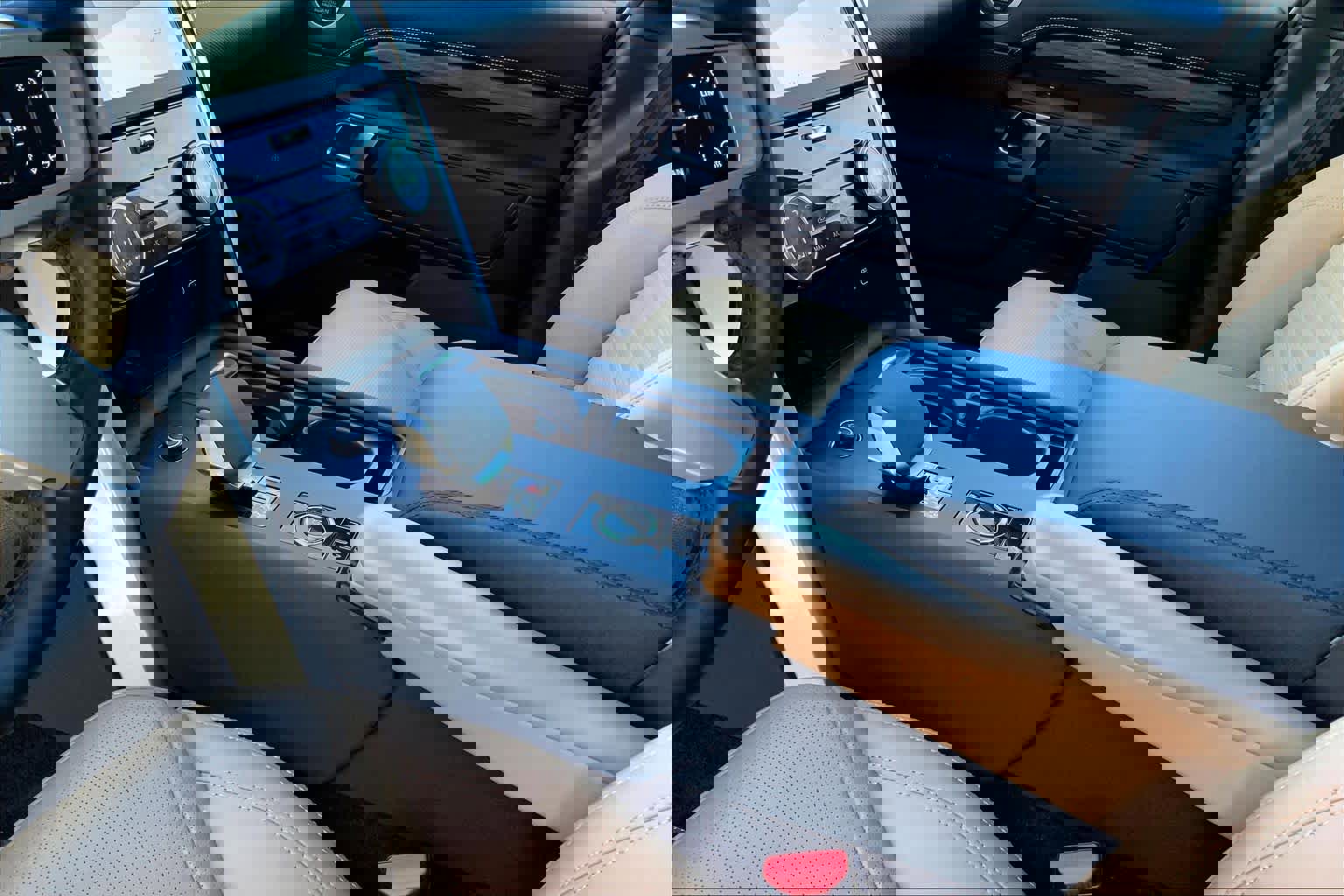 Used 2025 Land Rover Discovery Dynamic SE image 15