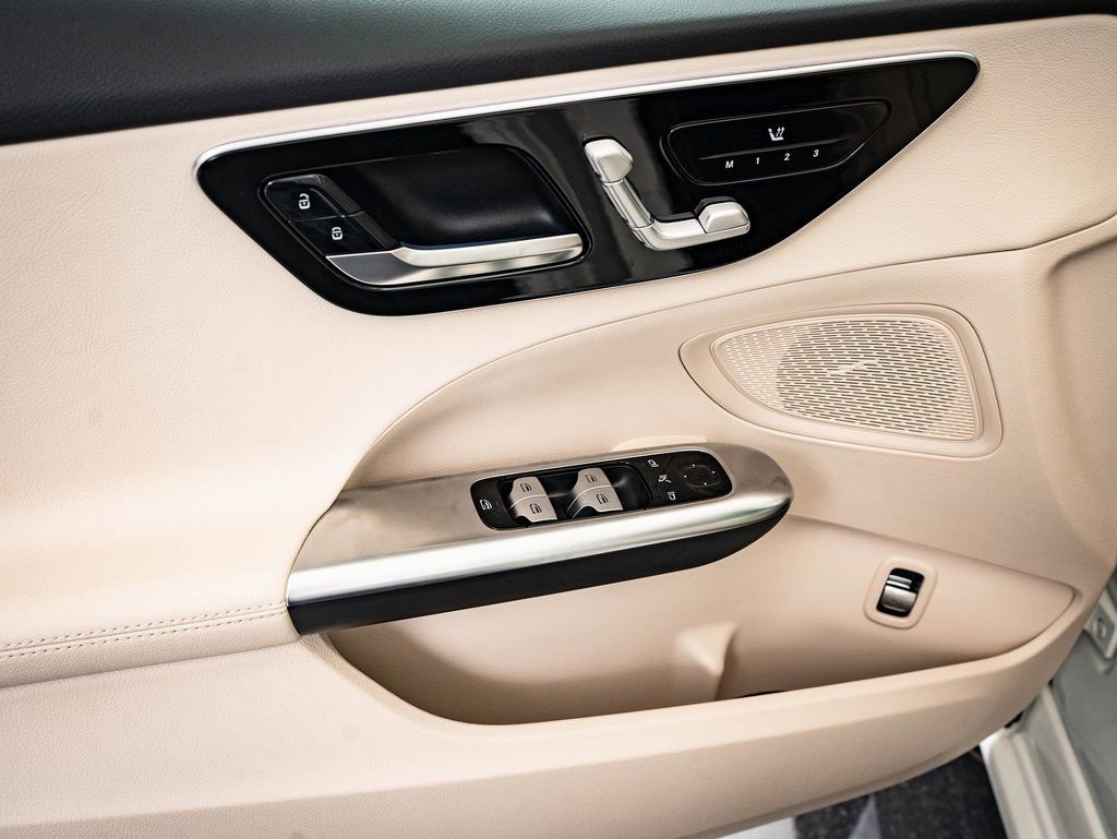 Used 2025 Mercedes-Benz C 300 4MATIC Sedan image 24