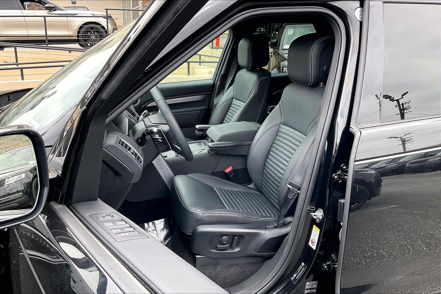 Certified 2025 Land Rover Discovery Dynamic SE AWD/4WD image 8