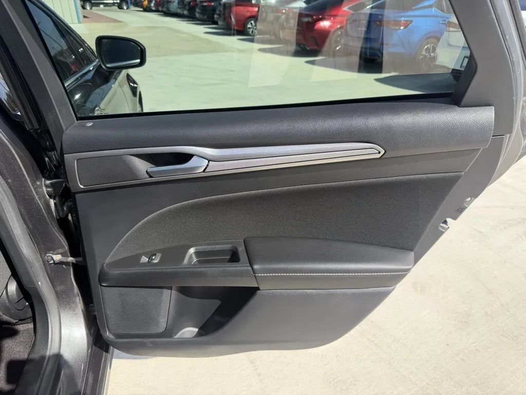 Used 2020 Ford Fusion SE FWD image 32
