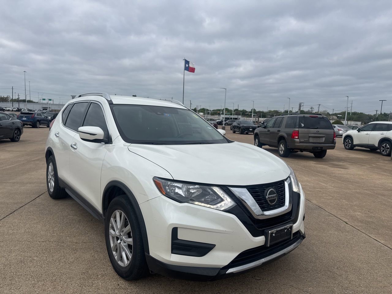 Used 2020 Nissan Rogue SV image 1