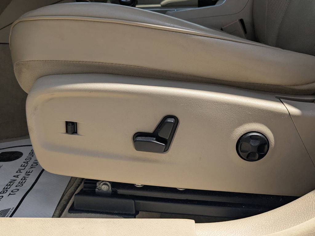 Used 2014 Chrysler 300 C RWD image 25