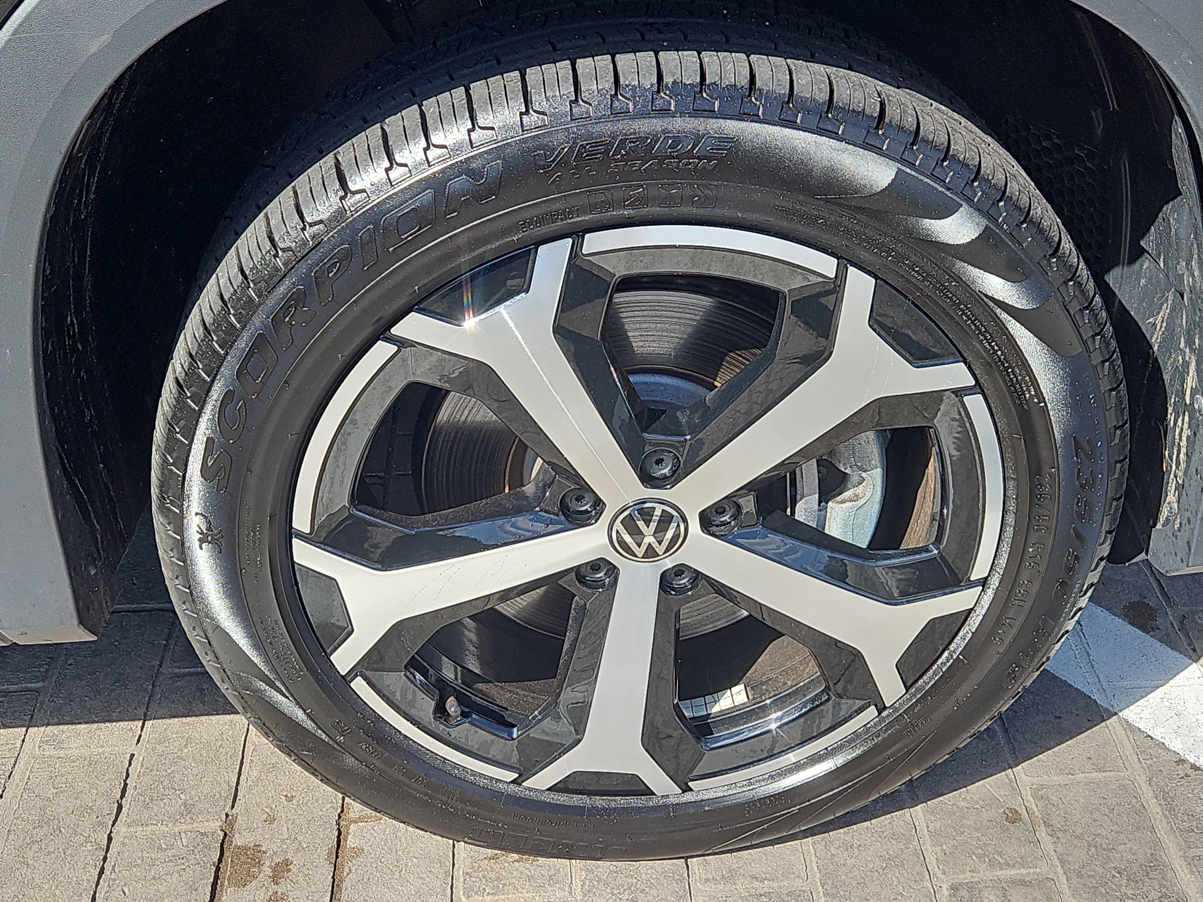 Used 2025 Volkswagen Tiguan SE image 28