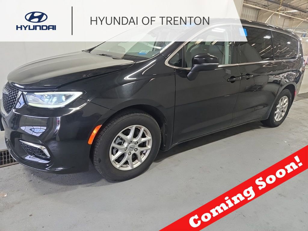 Used 2023 Chrysler Pacifica Touring-L image 1