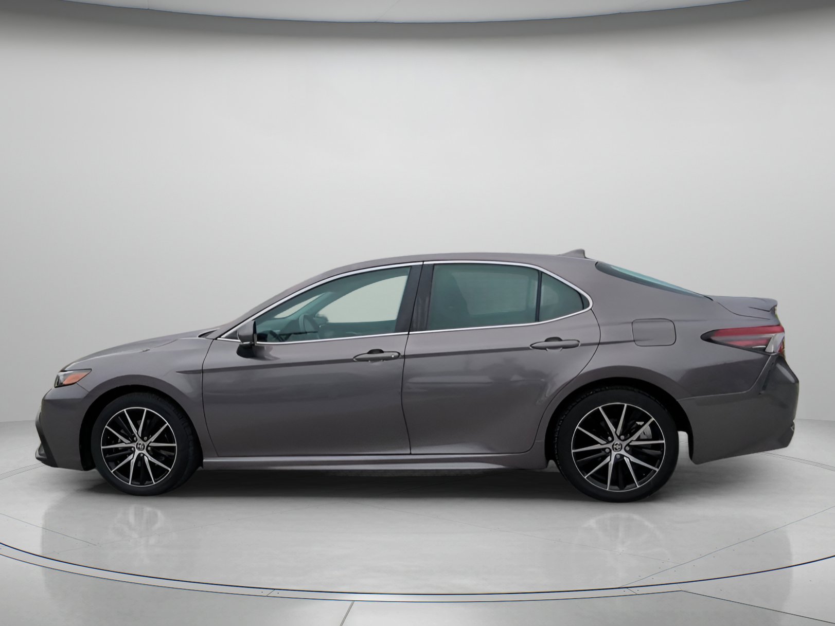 Used 2022 Toyota Camry SE w/ Carpet Mat Package (TMS) image 17