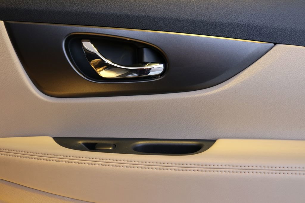 Used 2014 Nissan Rogue SV image 28