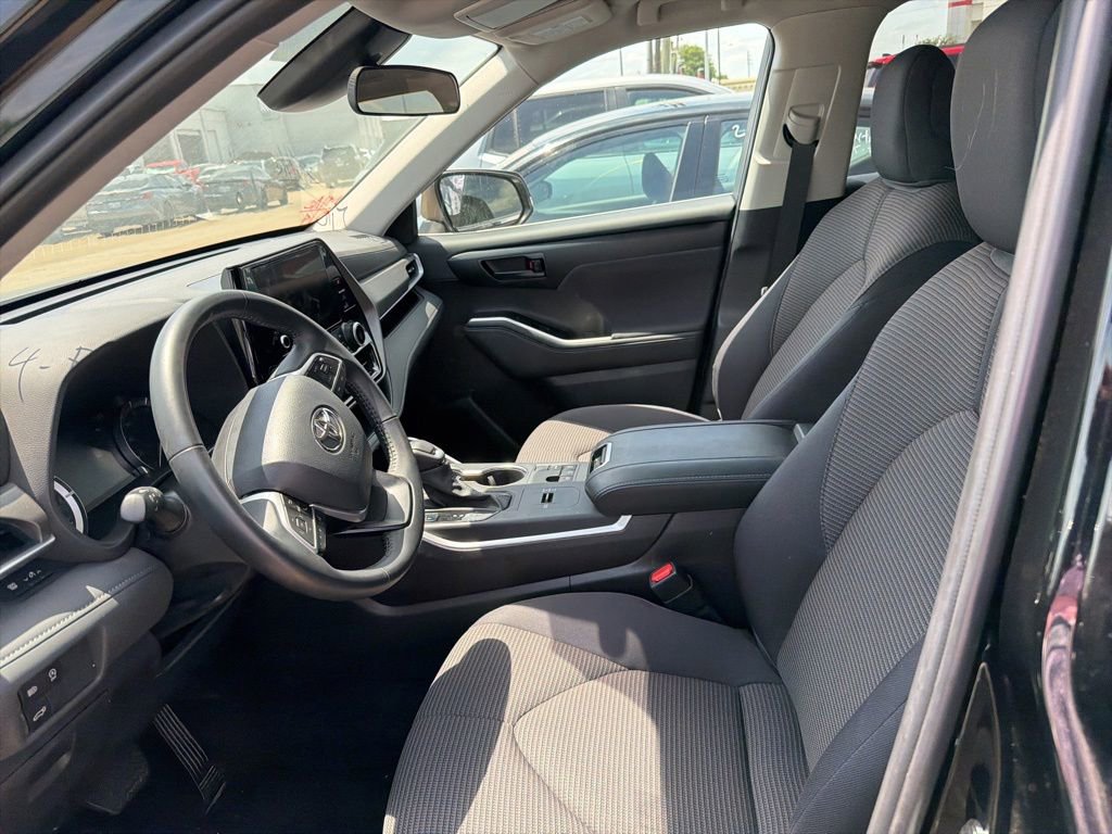 Used 2025 Toyota Highlander LE FWD image 2