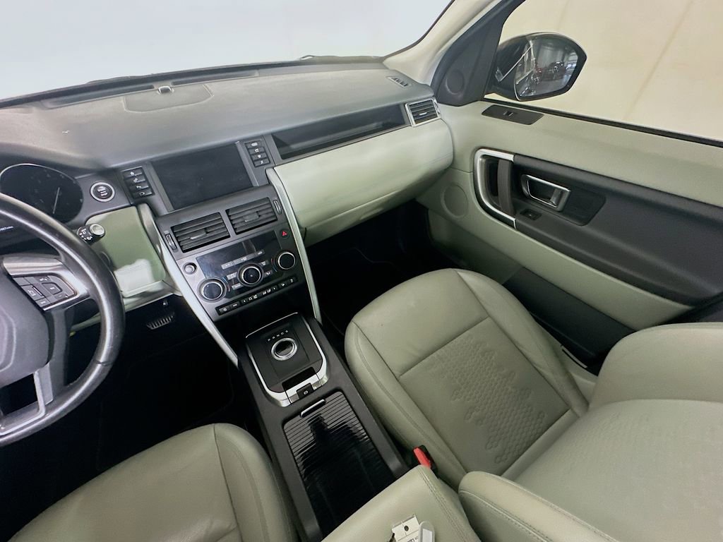 Used 2018 Land Rover Discovery Sport SE image 11