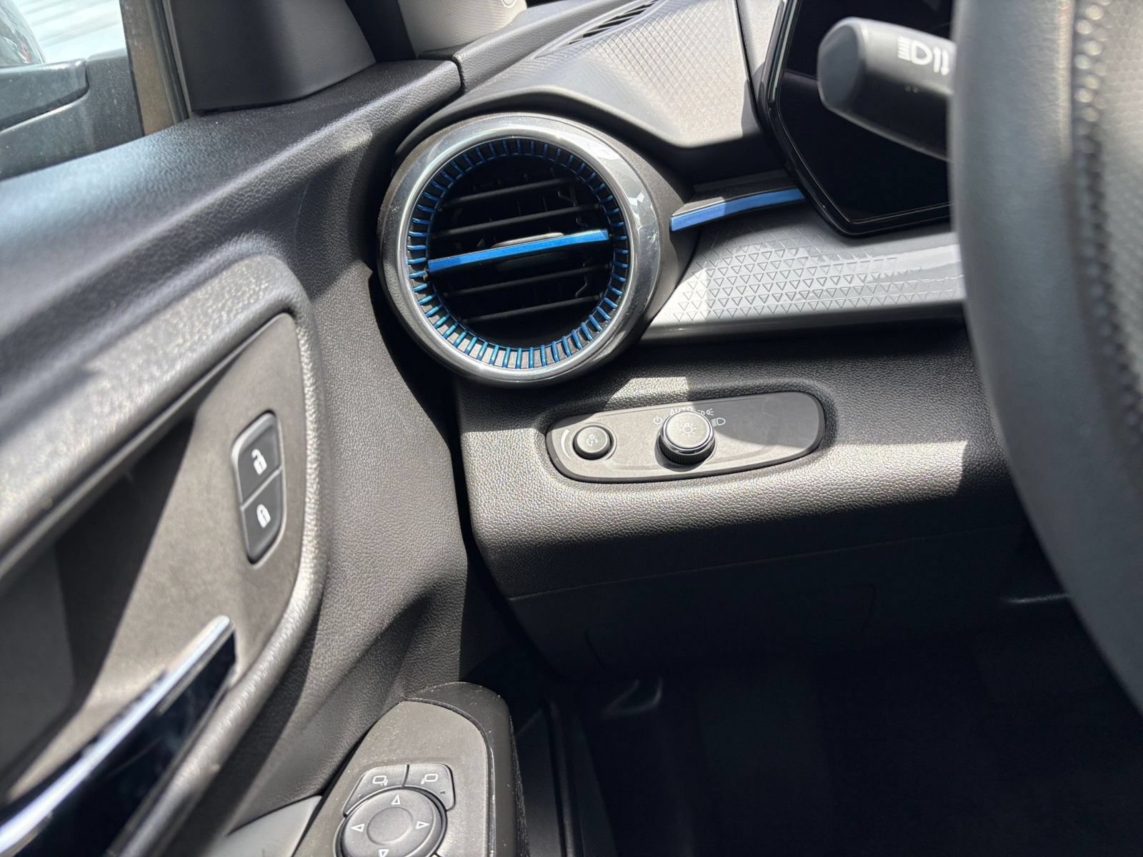 Used 2025 Chevrolet Trax LT FWD image 28