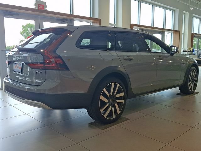 Used 2024 Volvo V90 B6 Cross Country Ultimate AWD/4WD image 5