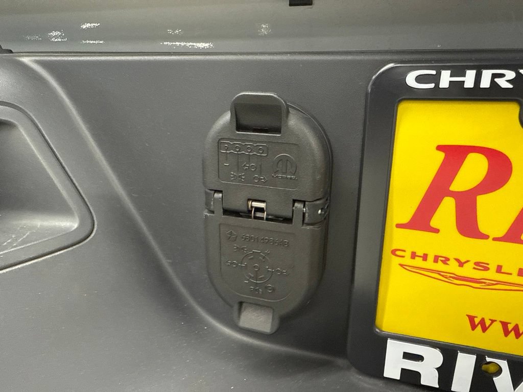 Used 2025 Jeep Gladiator Mojave w/ Convenience Group AWD/4WD image 9