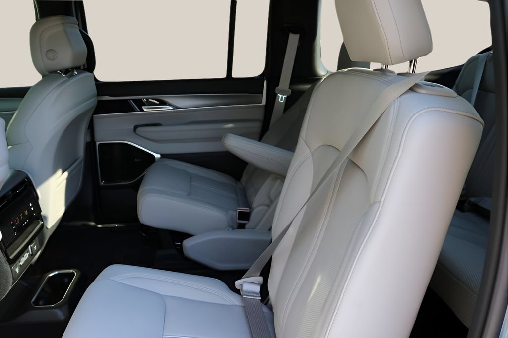 New 2026 Jeep Grand Wagoneer Limited AWD/4WD image 17