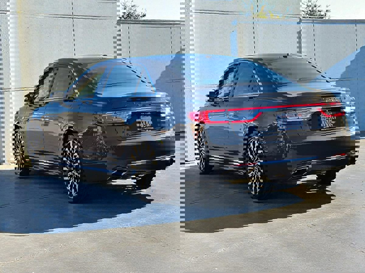 Used 2017 Lincoln Continental Black Label w/ Rear-seat Package image 7