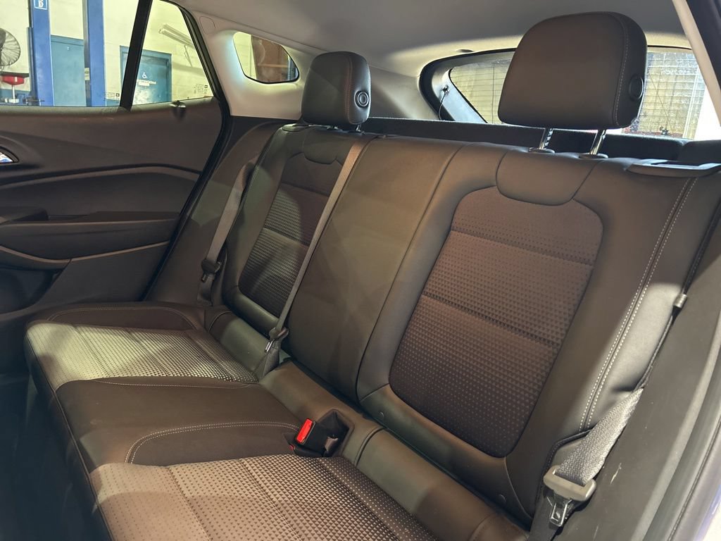 Used 2025 Chevrolet Trax LT FWD image 30