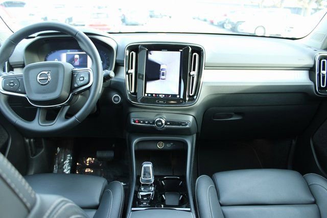 Used 2025 Volvo XC40 B5 Plus image 17