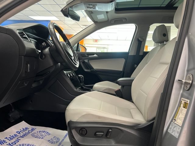 Used 2020 Volkswagen Tiguan SEL AWD/4WD image 19