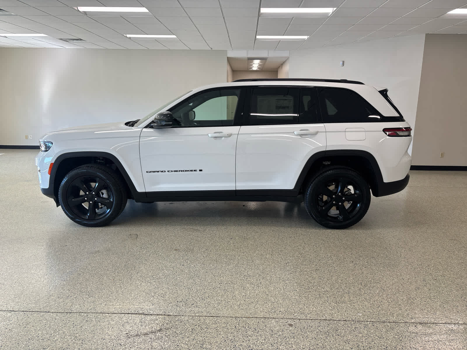 New 2025 Jeep Grand Cherokee Limited w/ Black Appearance Package image 9