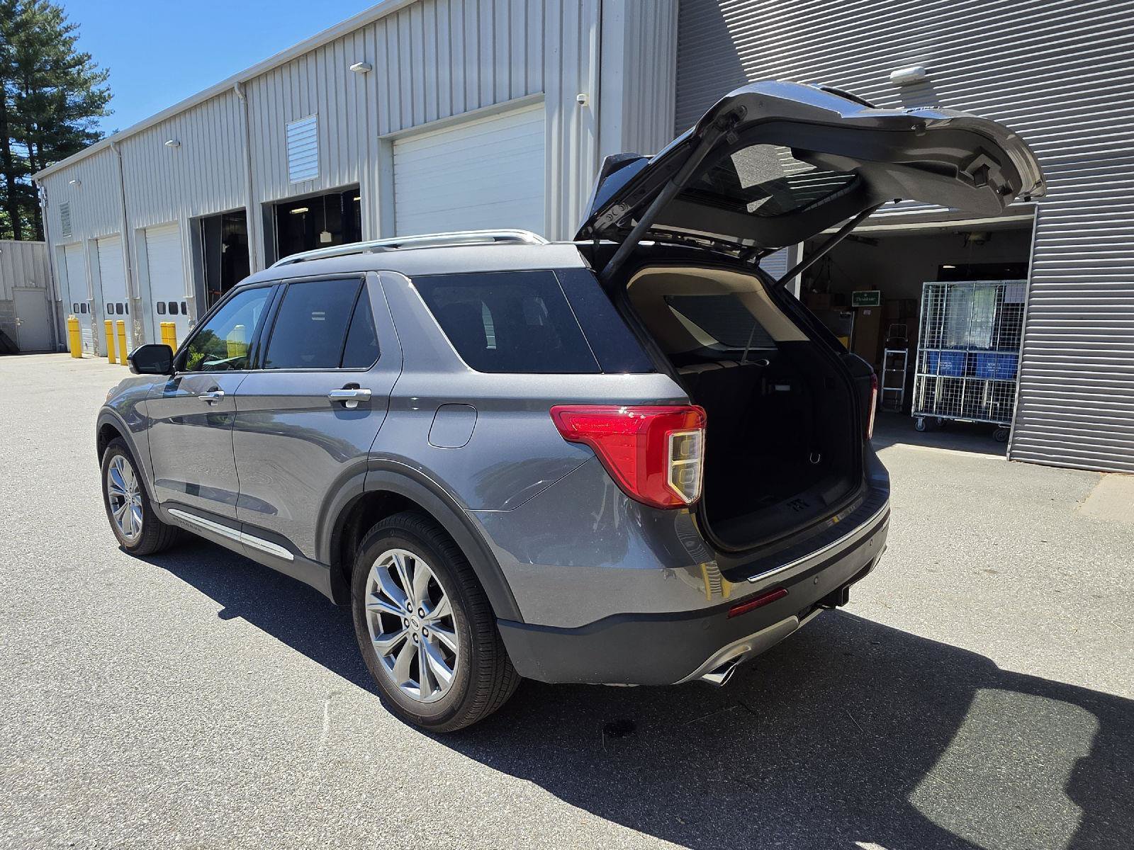 Used 2023 Ford Explorer Limited w/ Equipment Group 301A AWD/4WD image 5