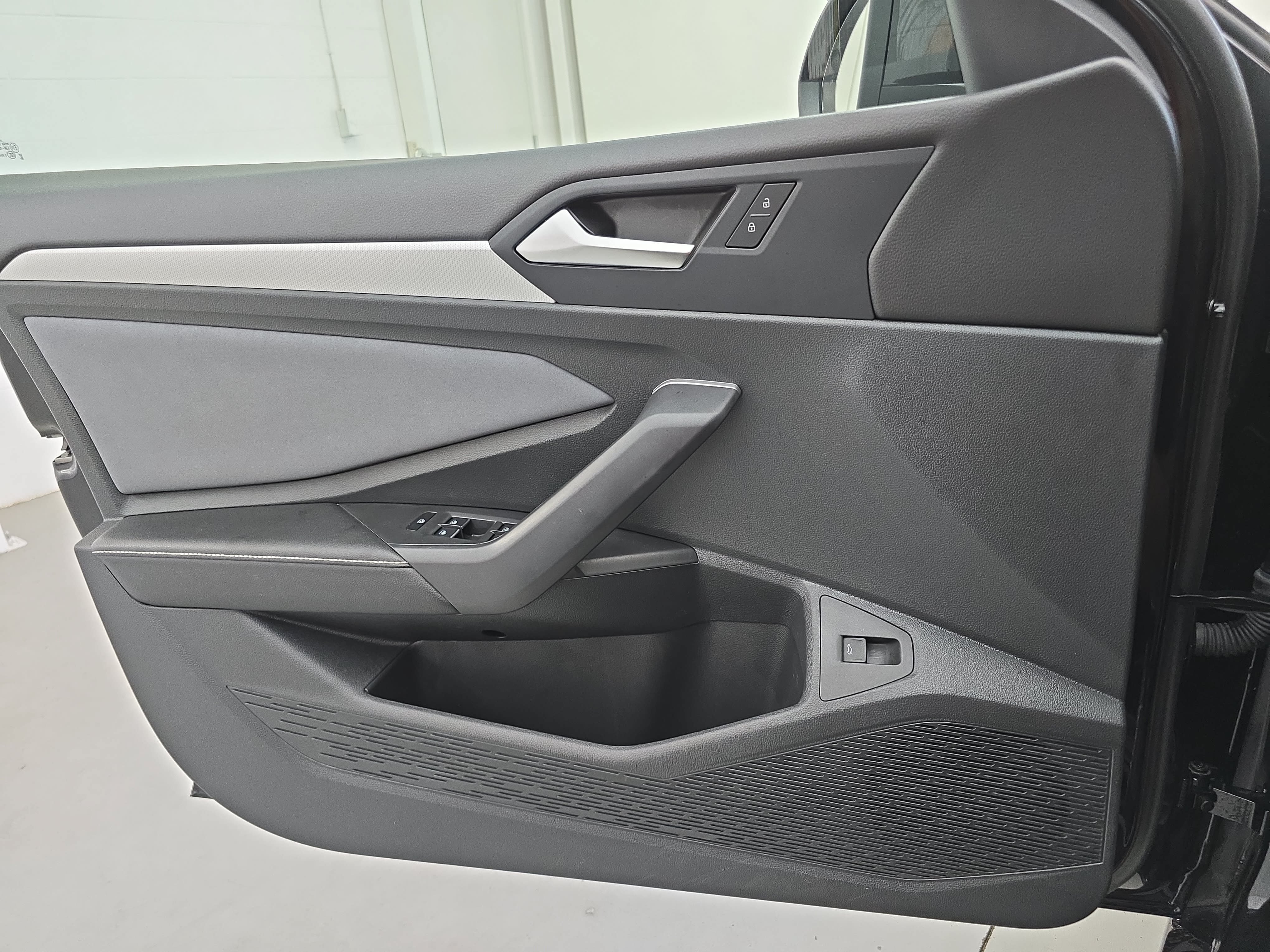 Certified 2025 Volkswagen Jetta SE w/ Sunroof Package FWD image 26