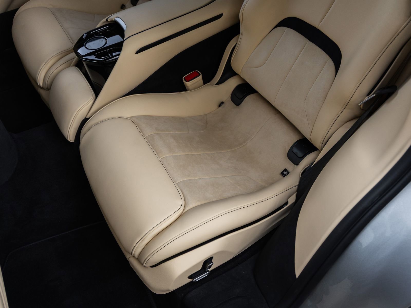 Used 2025 Ferrari Purosangue AWD/4WD image 39