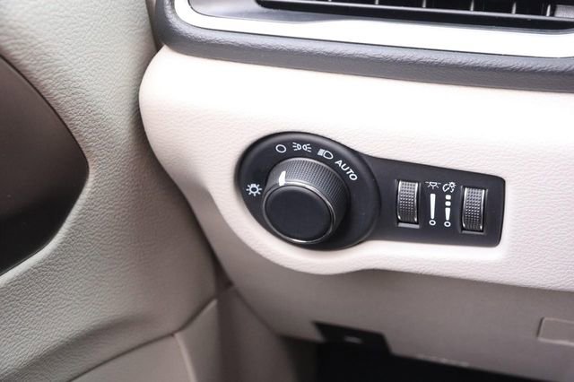 Used 2023 Chrysler Voyager LX image 21