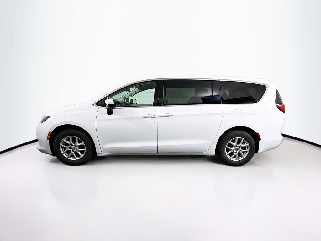 Used 2021 Chrysler Voyager LX image 4