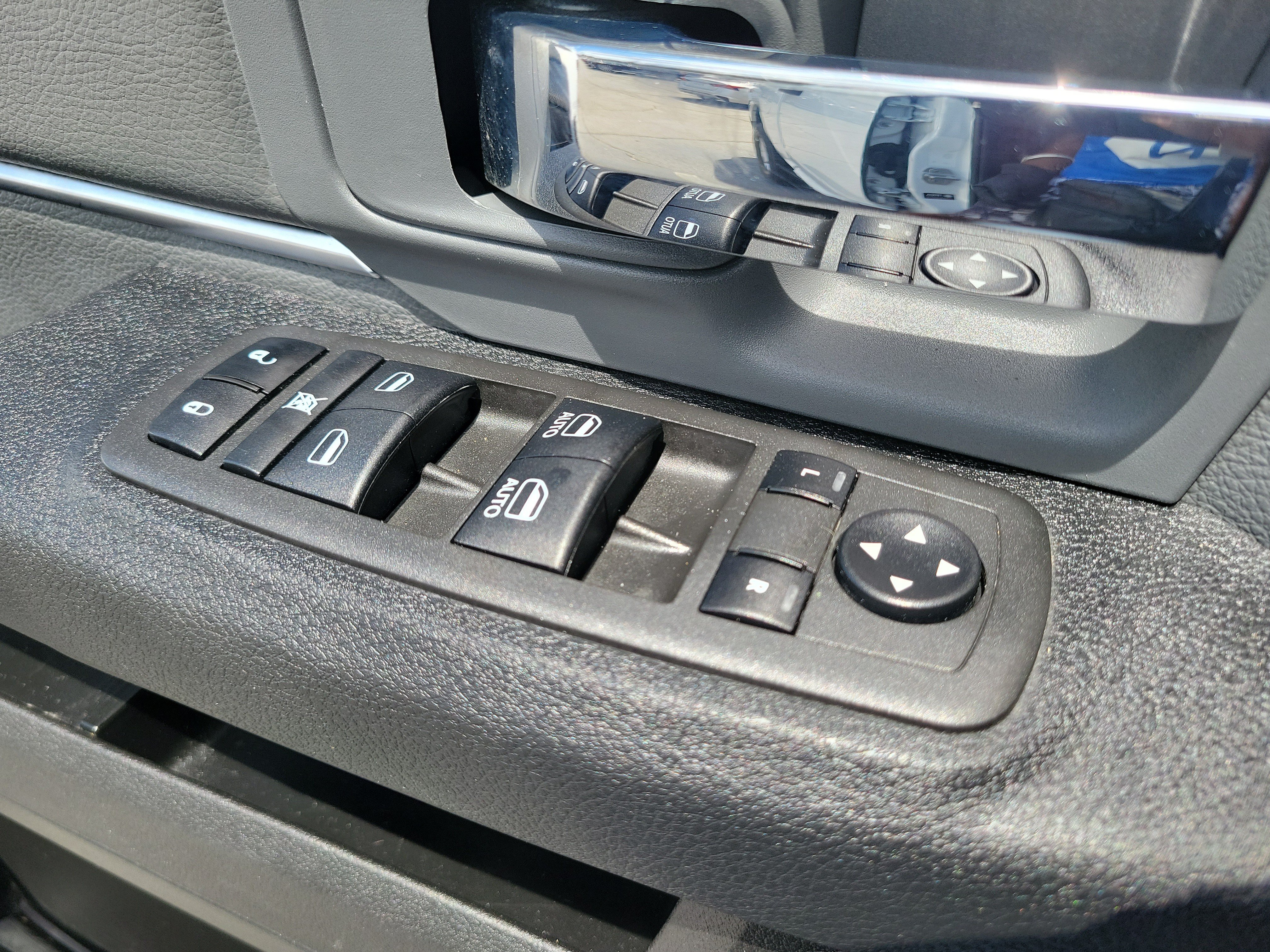 Used 2022 RAM 1500 Classic SLT AWD/4WD image 21