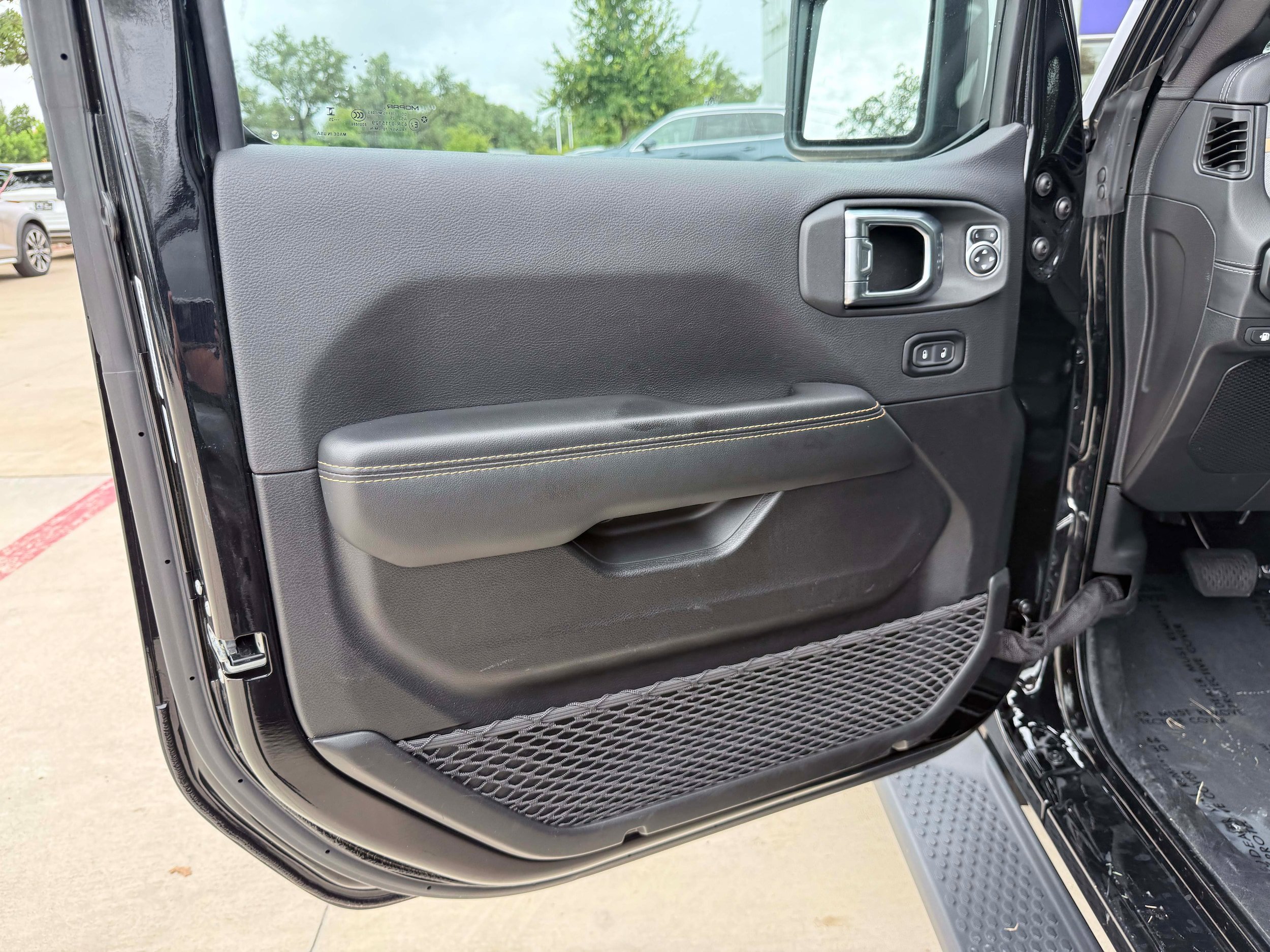 Used 2025 Jeep Wrangler Unlimited Sahara AWD/4WD image 10