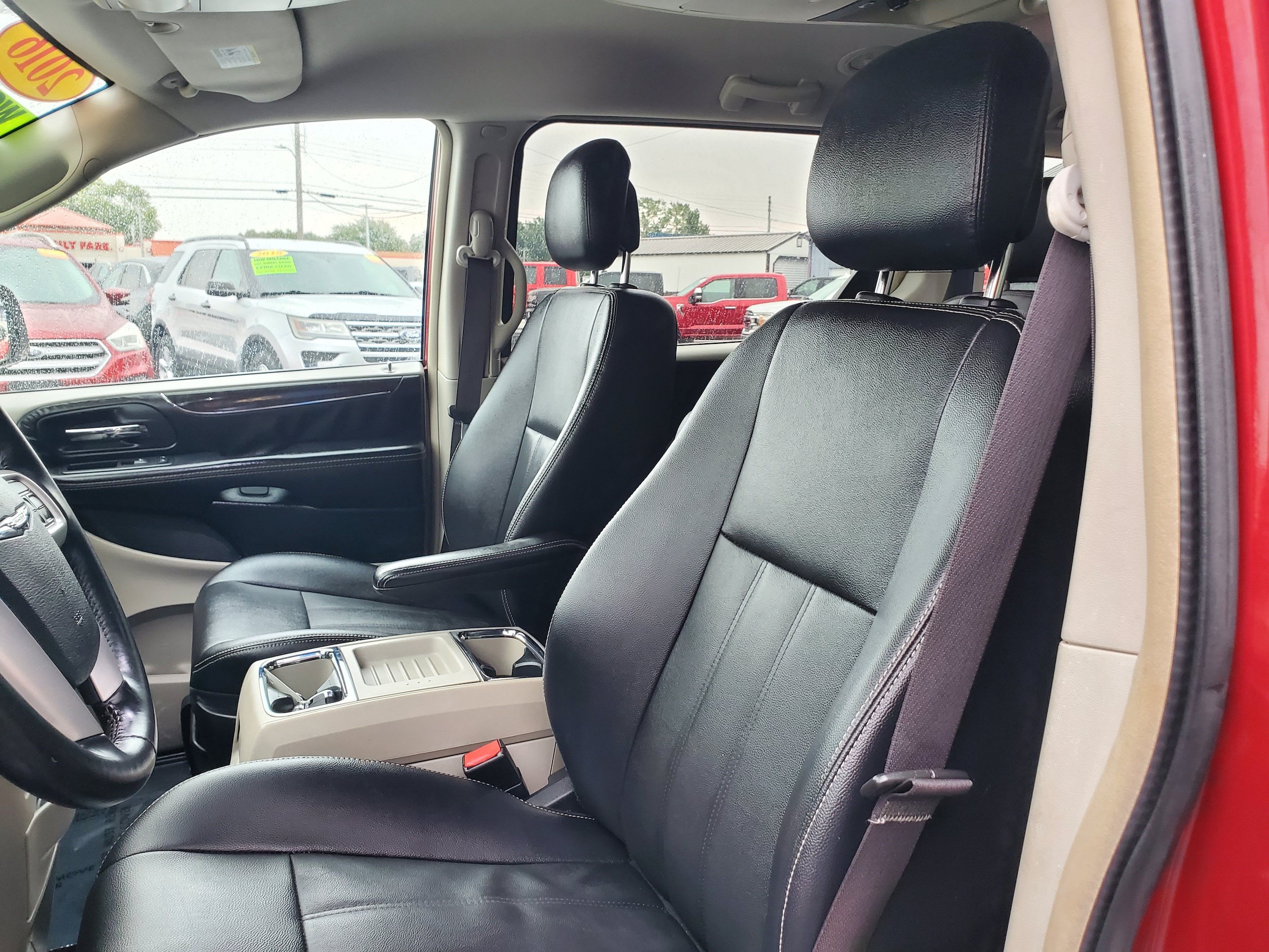 Used 2016 Chrysler Town & Country Touring FWD image 11