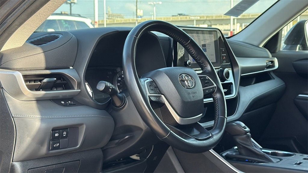 Used 2023 Toyota Highlander LE image 11