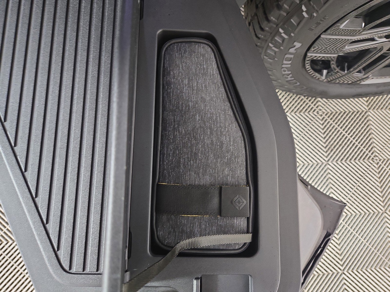 Used 2024 Rivian R1T Adventure image 32