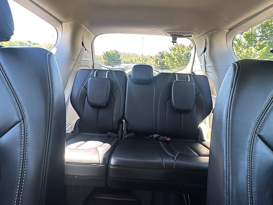 Used 2024 Chrysler Pacifica Touring-L FWD image 39