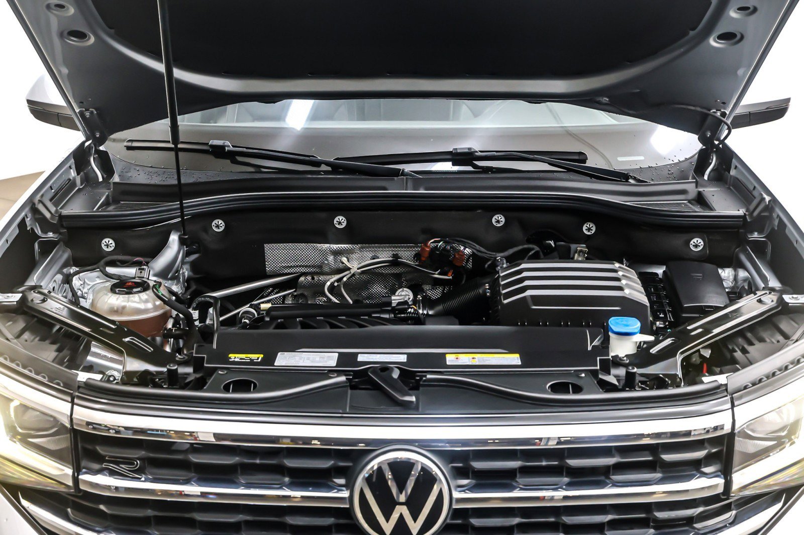 Used 2021 Volkswagen Atlas Cross Sport SE w/ V6 Towing Package image 11