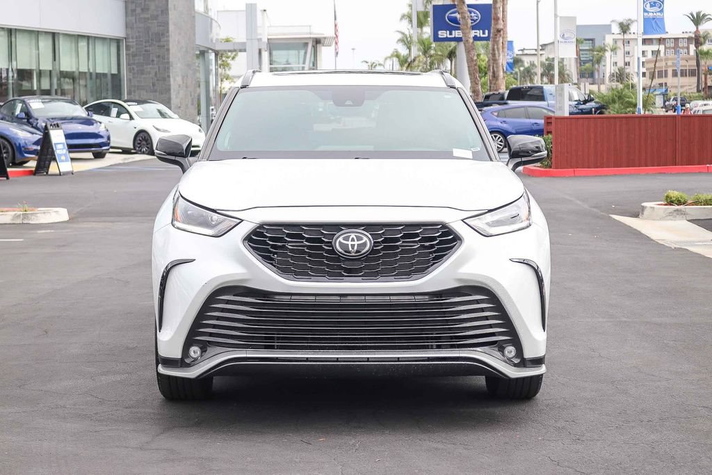 Used 2022 Toyota Highlander XSE FWD image 2