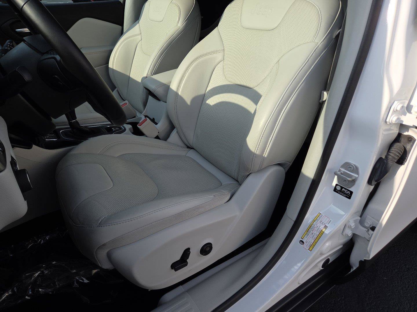 Used 2021 Jeep Cherokee Latitude Lux FWD image 17