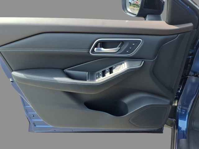 Used 2023 Nissan Rogue Platinum image 16