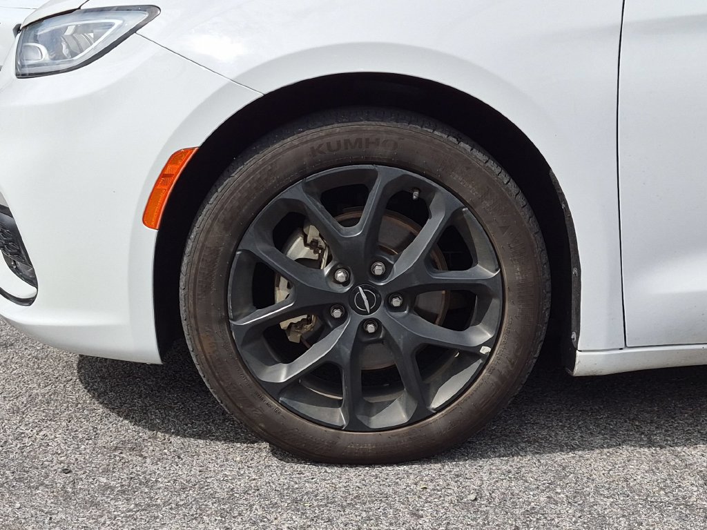 Used 2025 Chrysler Pacifica Limited FWD image 32