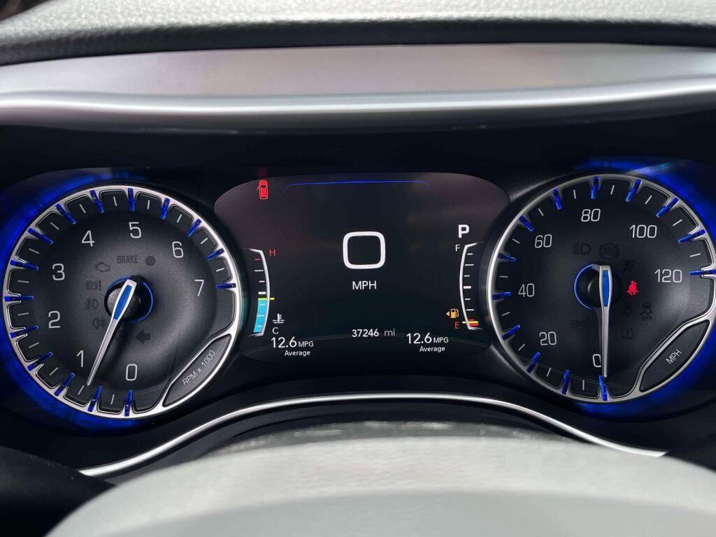 Used 2025 Chrysler Pacifica Limited FWD image 3