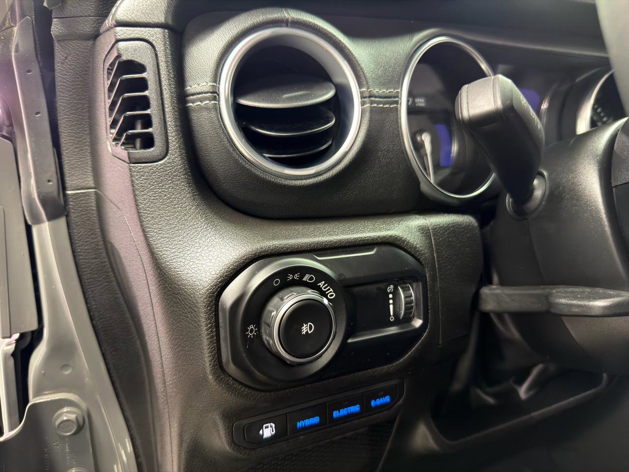 Used 2023 Jeep Wrangler Sahara AWD/4WD image 16