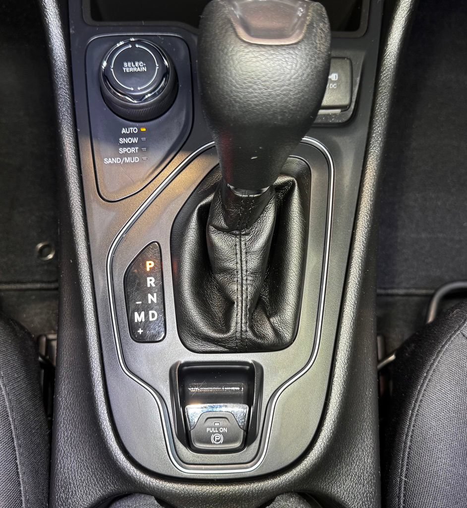 Used 2019 Jeep Cherokee Latitude w/ Popular Appearance Group AWD/4WD image 34