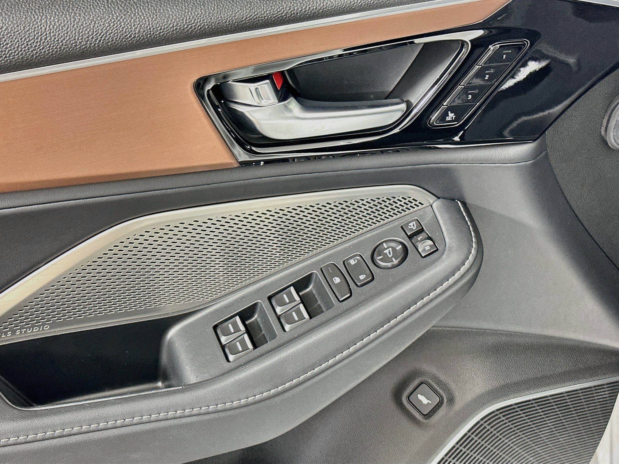 Used 2022 Acura MDX w/ Technology Package AWD/4WD image 15