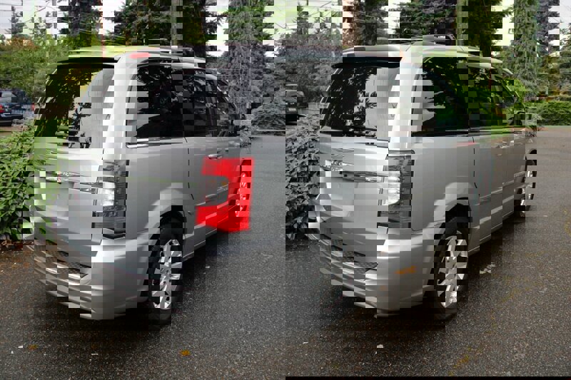 Used 2014 Chrysler Town & Country Touring image 3