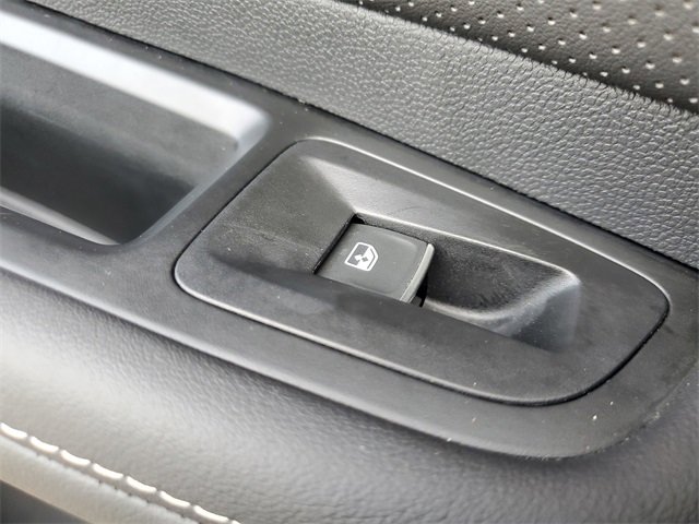 Certified 2025 Volkswagen Atlas Cross Sport SE w/ Panoramic Sunroof Package image 14