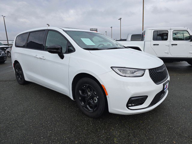 Used 2023 Chrysler Pacifica Limited w/ Uconnect Theater Family Group image 1